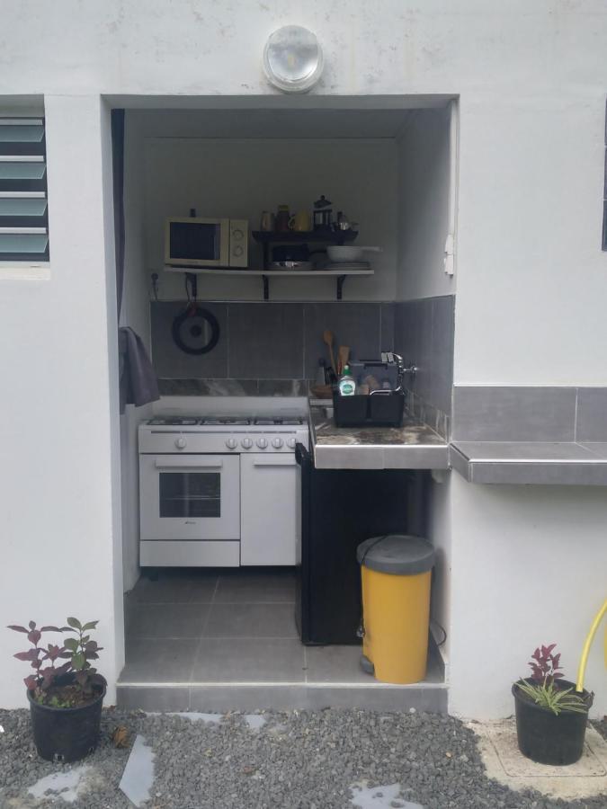 Chambre Avec Cuisine Et Sdb Semi-Privatives Separees Dans Un Ecrin De Verdure Les Abymes Buitenkant foto