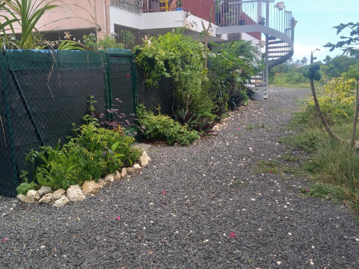 Chambre Avec Cuisine Et Sdb Semi-Privatives Separees Dans Un Ecrin De Verdure Les Abymes Buitenkant foto